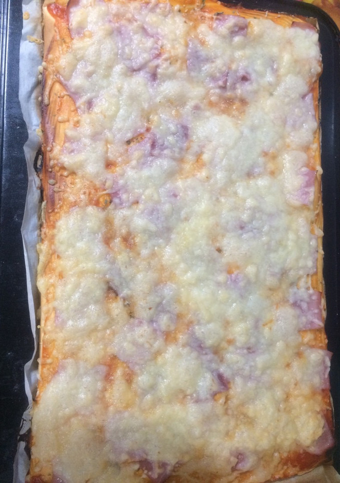 Una foto de Pizza de jamón y queso