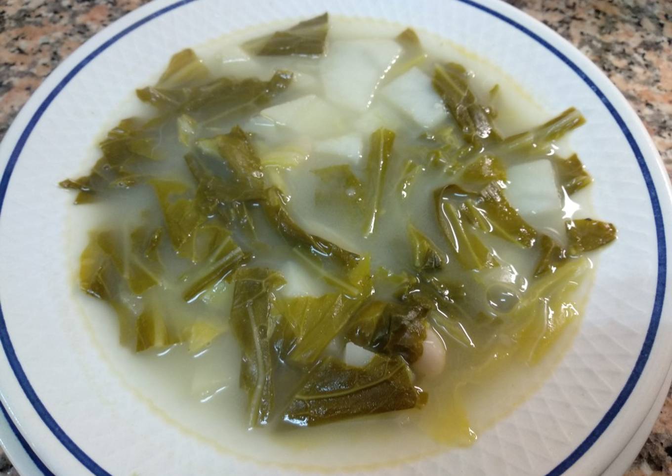 Caldo gallego de repollo (con lo que tenía en casa)