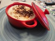 Una foto de vasitos de tiramisu