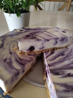 Una foto de Cheesecake de chocolate blanco y arándanos