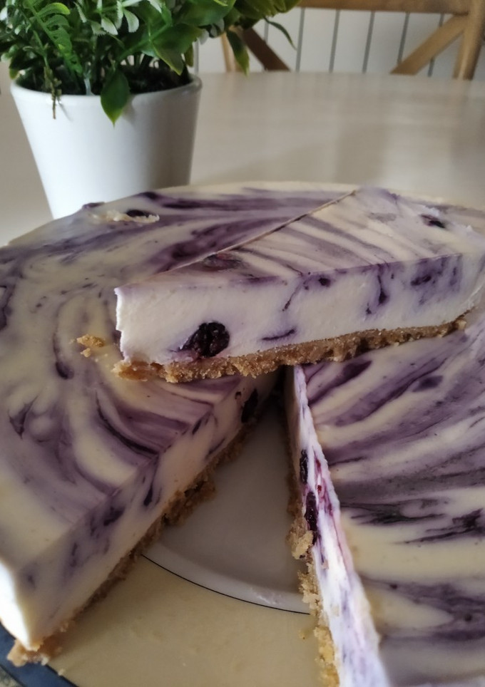 Una foto de Cheesecake de chocolate blanco y arándanos