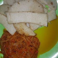 A picture of Fried yam and sauce.