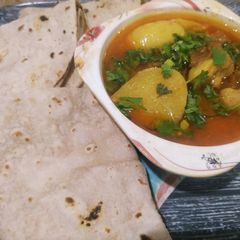 A picture of Aloo gosht.