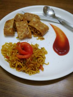 ऑमलेट मैगी रोल्स (omelette maggi rolls recipe in Hindi) रेसिपी मुख्य फोटो