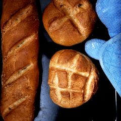 A picture of French bread.