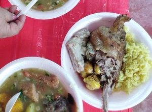 Una foto de Sancocho de pato y cerdo en el campo