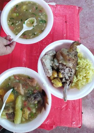 Una foto de Sancocho de pato y cerdo en el campo