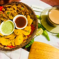 A picture of Potatoes & (Onion) lacha Pakora with tea.