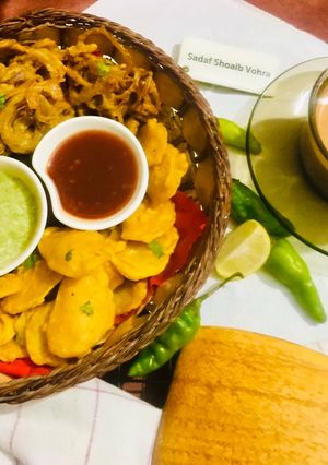A picture of Potatoes & (Onion) lacha Pakora with tea.