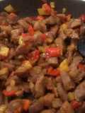 Guiso de cochino con salsa agridulce de piña y bouquet garni