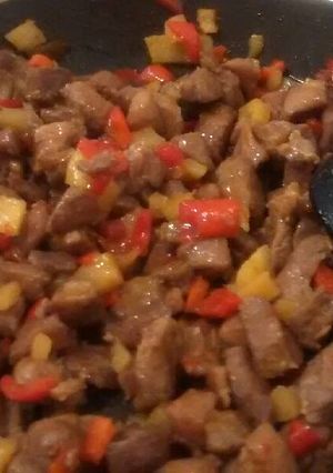 Una foto de Guiso de cochino con salsa agridulce de piña y bouquet garni