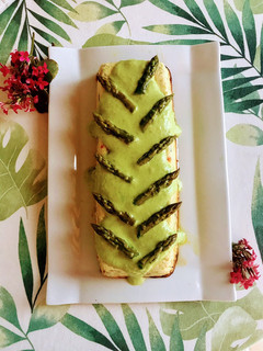 Una foto de Pastel de verduras con salsa de espárragos