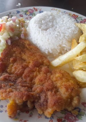 Una foto de Carne de cerdo valluna y ensaladita, con la receta de mamá💖