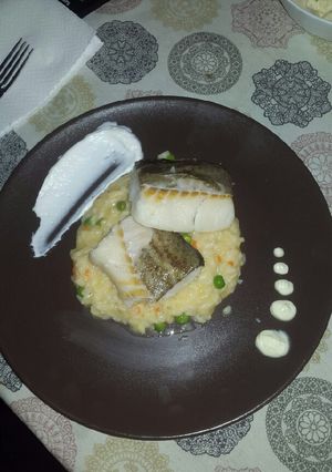 Una foto de Bacalao a baja temperatura con risotto jardinera