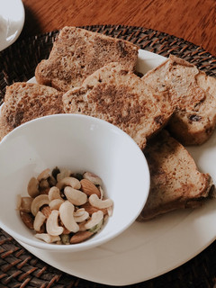 Una foto de Tostadas francesas con pan de avena y arándanos 🌞