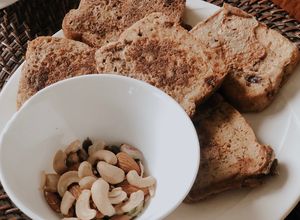 Una foto de Tostadas francesas con pan de avena y arándanos 🌞