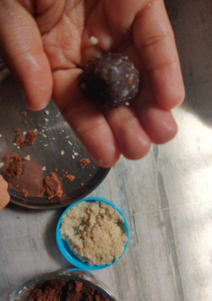 બિસ્કીટ લાડુ (Biscuit Laddu Recipe In Gujarati) રેસીપી મુખ્ય ફોટો