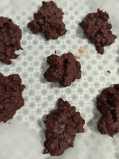 Una foto de Rocas de chocolate y muesli Súper FÁCIL