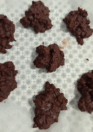 Una foto de Rocas de chocolate y muesli Súper FÁCIL