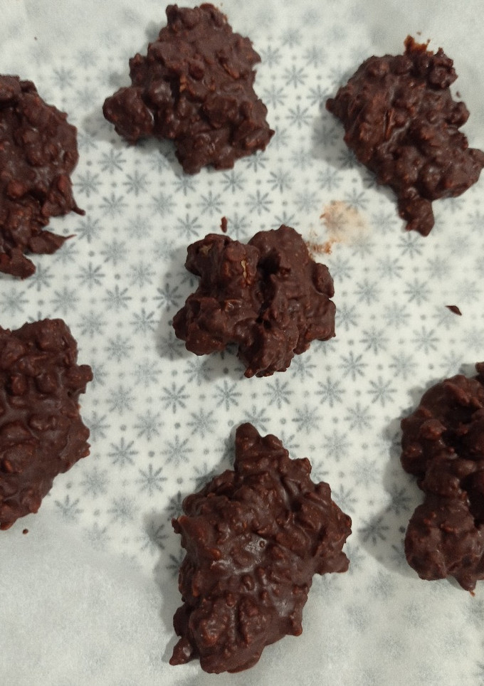 Una foto de Rocas de chocolate y muesli Súper FÁCIL