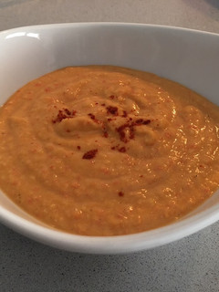 Una foto de Hummus de pimiento rojo