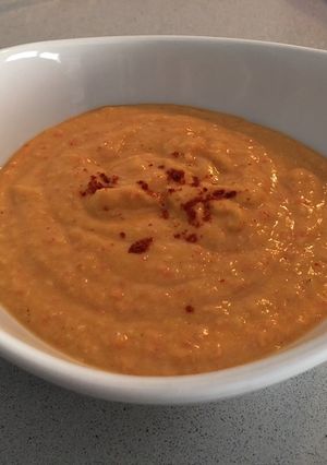 Una foto de Hummus de pimiento rojo