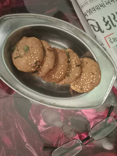 મેથી ના ઢેબરા (Methi Dhebra Recipe In Gujarati) રેસીપી મુખ્ય ફોટો