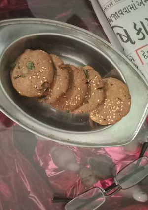 મેથી ના ઢેબરા (Methi Dhebra Recipe In Gujarati) રેસીપી મુખ્ય ફોટો