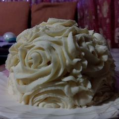 A picture of White Chocolate Frosting.