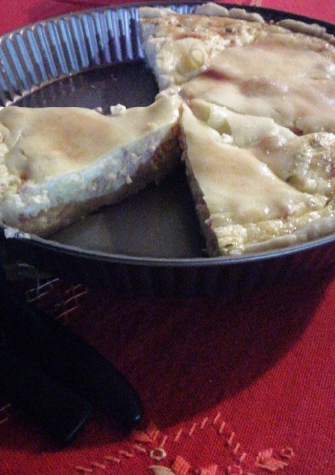 Una foto de Tarta de jamón y queso sin tapa con masa casera