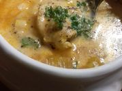 Une photo de soupe crevettes