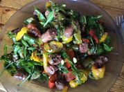 Une photo de merguez olive tomate