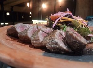 Una foto de Arrachera🥩 al romero con ensalada de jamaica 🥬🥕🥗