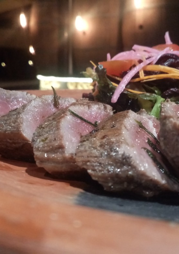 Una foto de Arrachera🥩 al romero con ensalada de jamaica 🥬🥕🥗