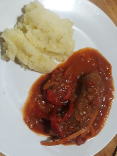 Una foto de Chorizo a la pomarola con puré 🤤