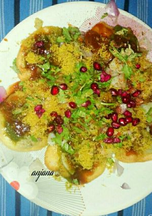 A picture of Sev puri.
