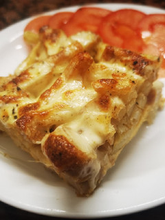 Una foto de Tortilla de papa, pollo y cebolla al horno