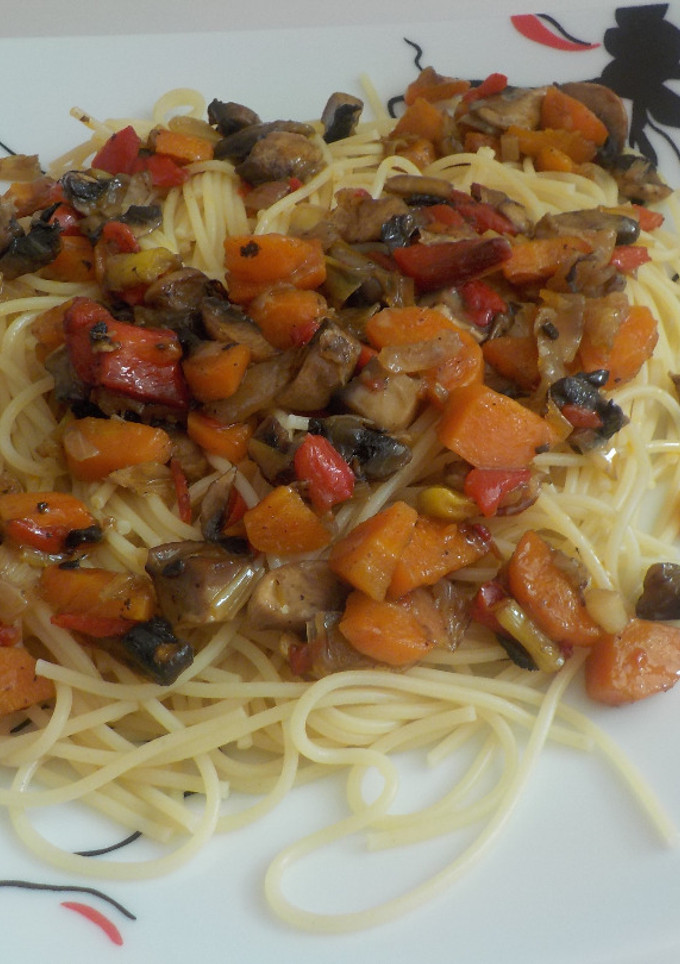 Una foto de Espaguetis al dente y salsa de hortalizas