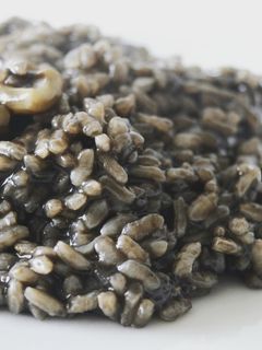 Una foto de Risotto de arroz negro con sepia
