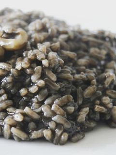 Una foto de Risotto de arroz negro con sepia