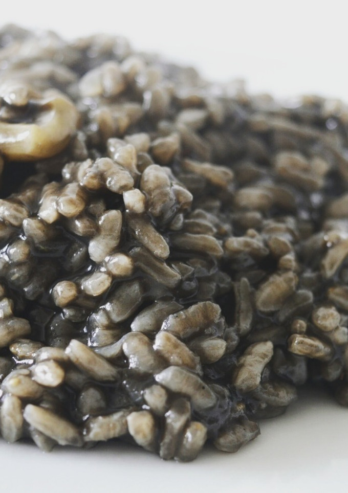 Una foto de Risotto de arroz negro con sepia