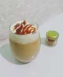Latte de caramelo frío