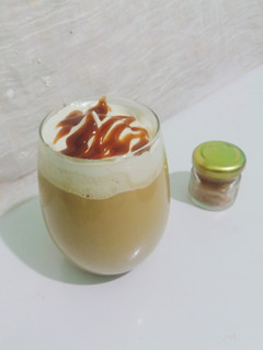 Una foto de Latte de caramelo frío