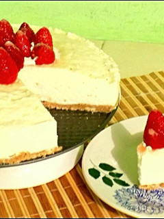 Una foto de Pay frío de yogurt con fresas- postre sin horno