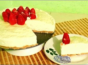 Una foto de Pay frío de yogurt con fresas- postre sin horno