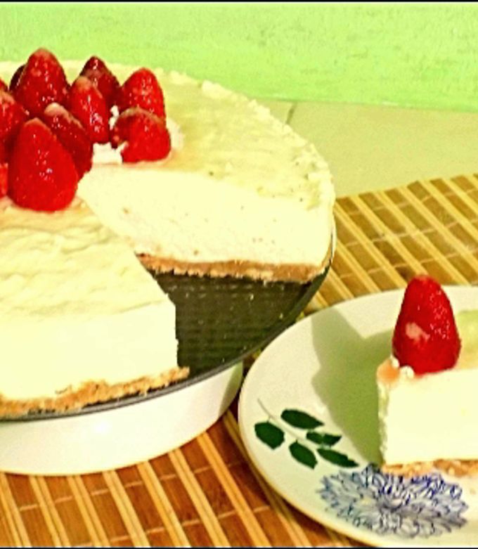 Una foto de Pay frío de yogurt con fresas- postre sin horno