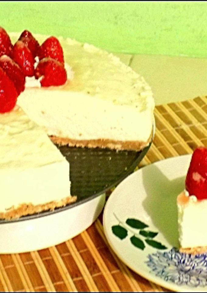 Una foto de Pay frío de yogurt con fresas- postre sin horno