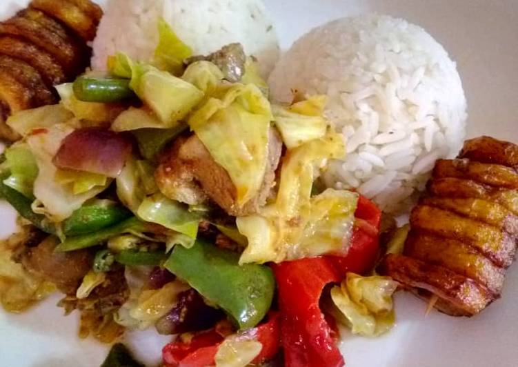 White Rice with vegetable chicken sauce