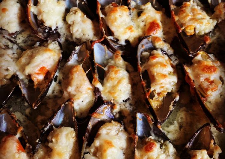 Recipe of Award-winning Baked Garlic Mussels with Cheese