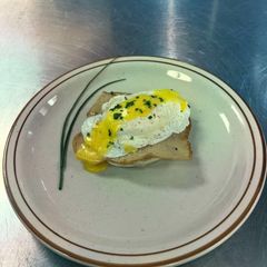 A picture of Eggs Benedict.